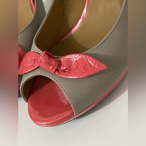 Isaac Mizrahi | Taupe and Pink Peep-Toe Stilettos with bows - Size 9.5 - Picture 5 of 16